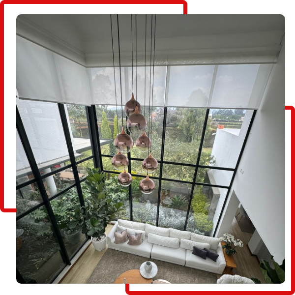 Sala con cortinas enrollables en Valencia